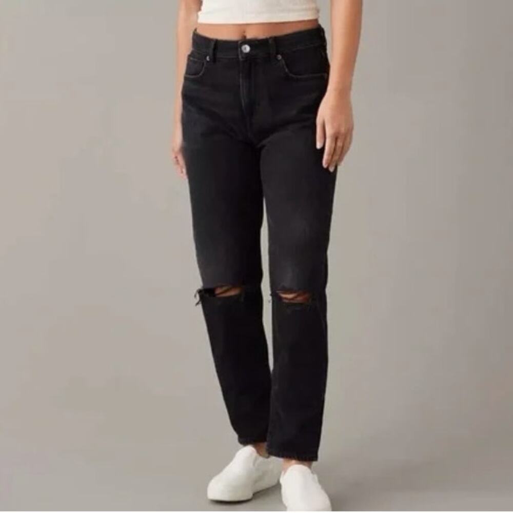 AMERICAN EAGLE Mom Jeans Strigid Black Distressed Ankle High Rise 4 Short